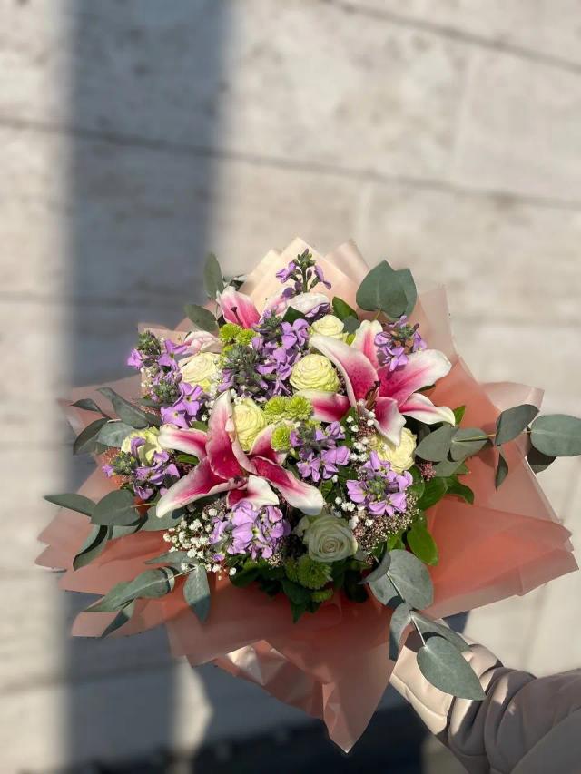 Asymmetric bouquet of white lilies, roses and gypsophila "Tenderness". | ծաղիկների առաքում Երևանում