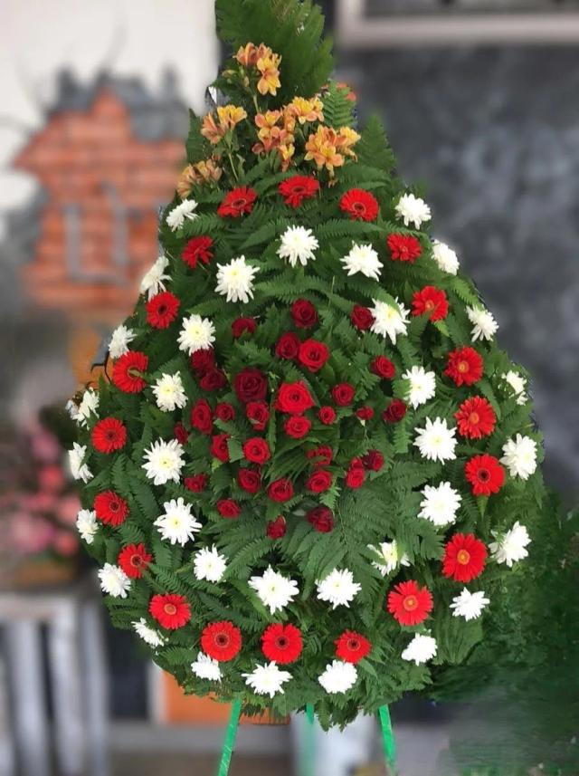 Wreath with gerberas and roses | ծաղիկների առաքում Երևանում