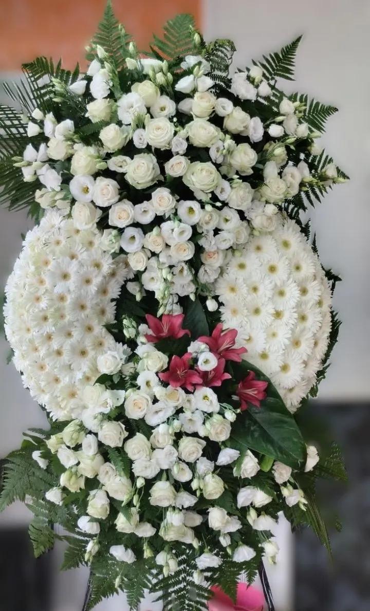 Wreath: A gorgeous arrangement of white and red flowers | ծաղիկների առաքում Երևանում