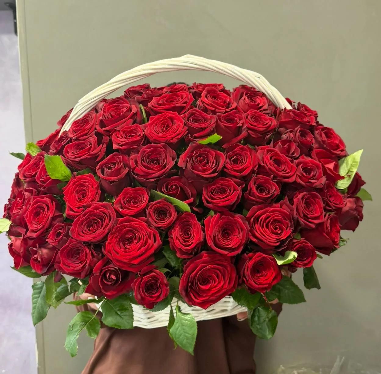 Корзина, полная роскошных роз. | ծաղիկներ, ծաղկեպսակներ, բույսեր - առաքում Երևան
