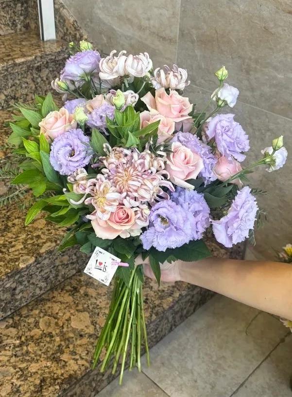 Хризантемы, розы и лизантусы в одном букете. | ծաղիկների առաքում Երևանում