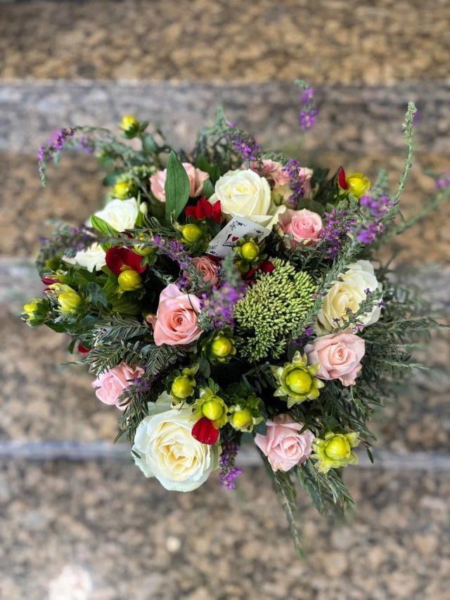 Creative bouquet of roses and chrysanthemums | ծաղիկների առաքում Երևանում