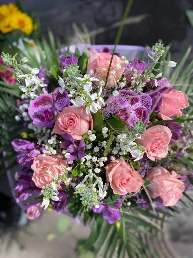 Roses and orchids in one bouquet | ծաղիկներ, ծաղկեպսակներ, բույսեր - առաքում Երևան