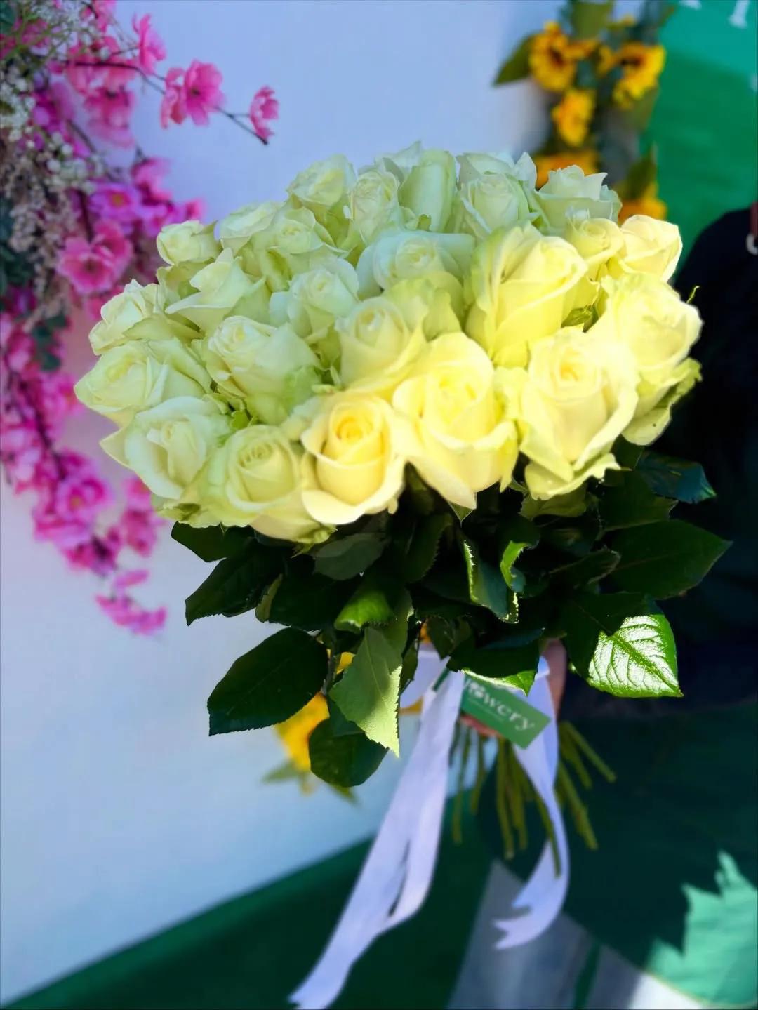 White roses | ծաղիկների առաքում Երևանում