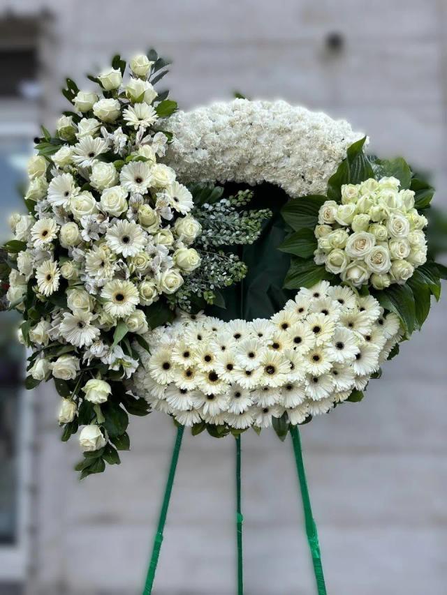 Round white wreath Round white wreath | ծաղիկների առաքում Երևանում