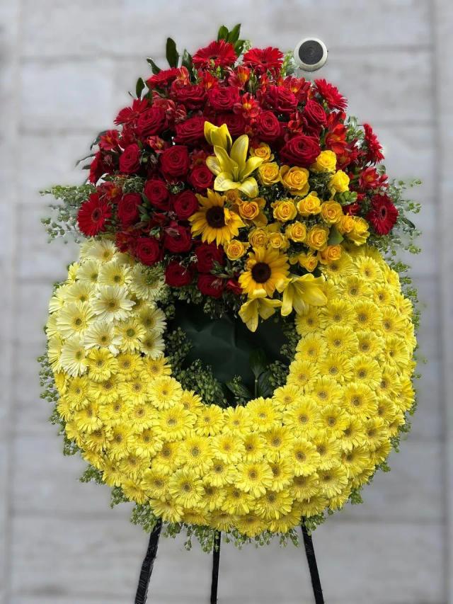 Wreath with yellow and red flowers Wreath with yellow and red flowers | ծաղիկների առաքում Երևանում