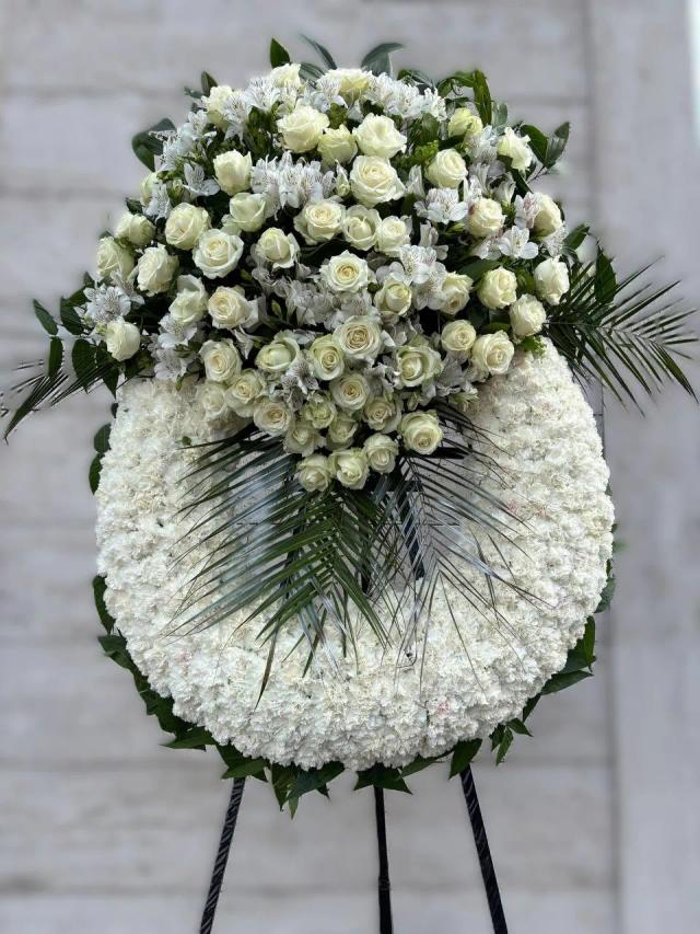 Wreath with white roses and carnations Wreath with white roses and carnations | ծաղիկների առաքում Երևանում