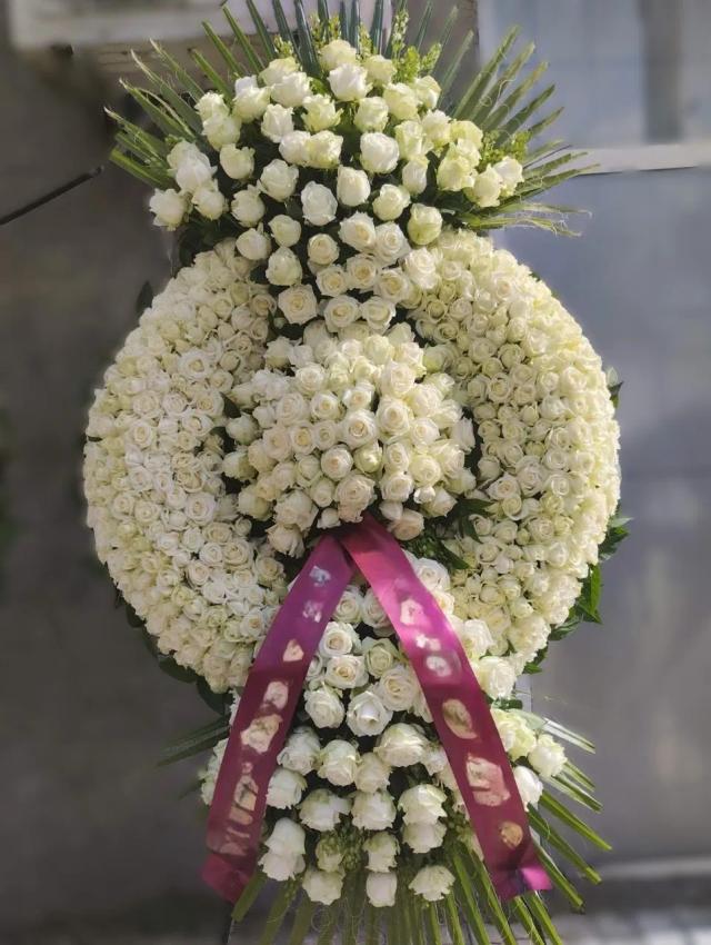 Wreath with white roses Wreath with white roses | ծաղիկների առաքում Երևանում