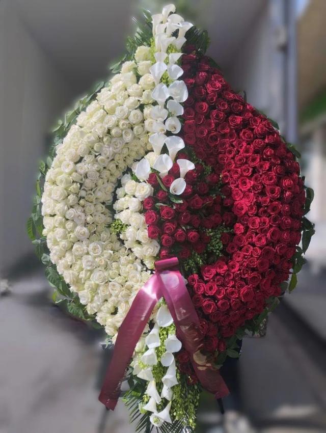 Wreath with white and burgundy flowers Wreath with white and burgundy flowers | ծաղիկների առաքում Երևանում