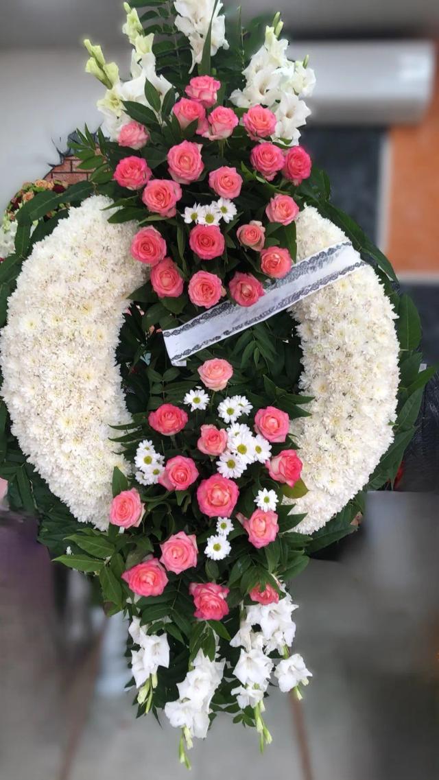Wreath: A memorial arrangement of delicate pink and white flowers Wreath: A memorial arrangement of delicate pink and white flowers | ծաղիկների առաքում Երևանում