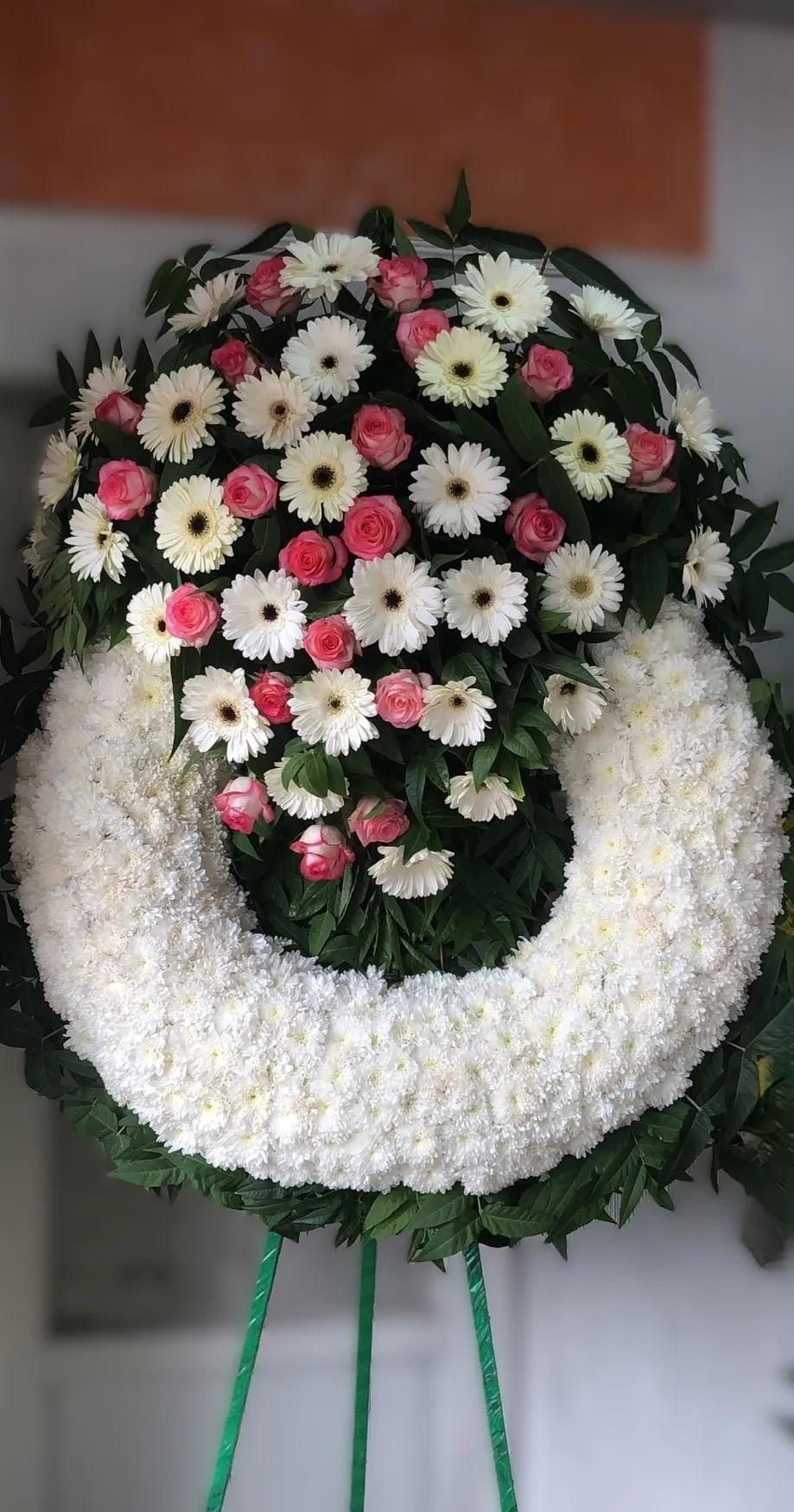 Wreath with white and pink flowers Wreath with white and pink flowers | ծաղիկների առաքում Երևանում