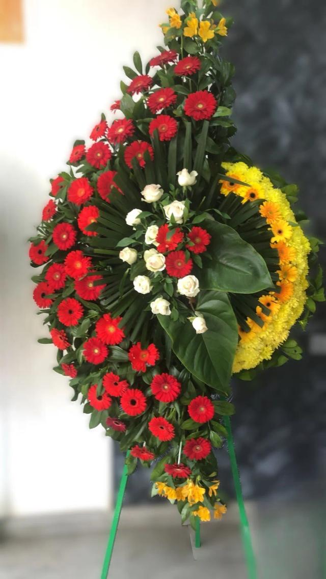Wreath with red, yellow and white flowers Wreath with red, yellow and white flowers | ծաղիկների առաքում Երևանում