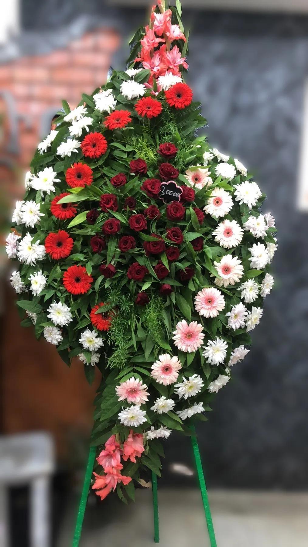 Wreath with gerberas and burgundy roses Wreath with gerberas and burgundy roses | ծաղիկների առաքում Երևանում