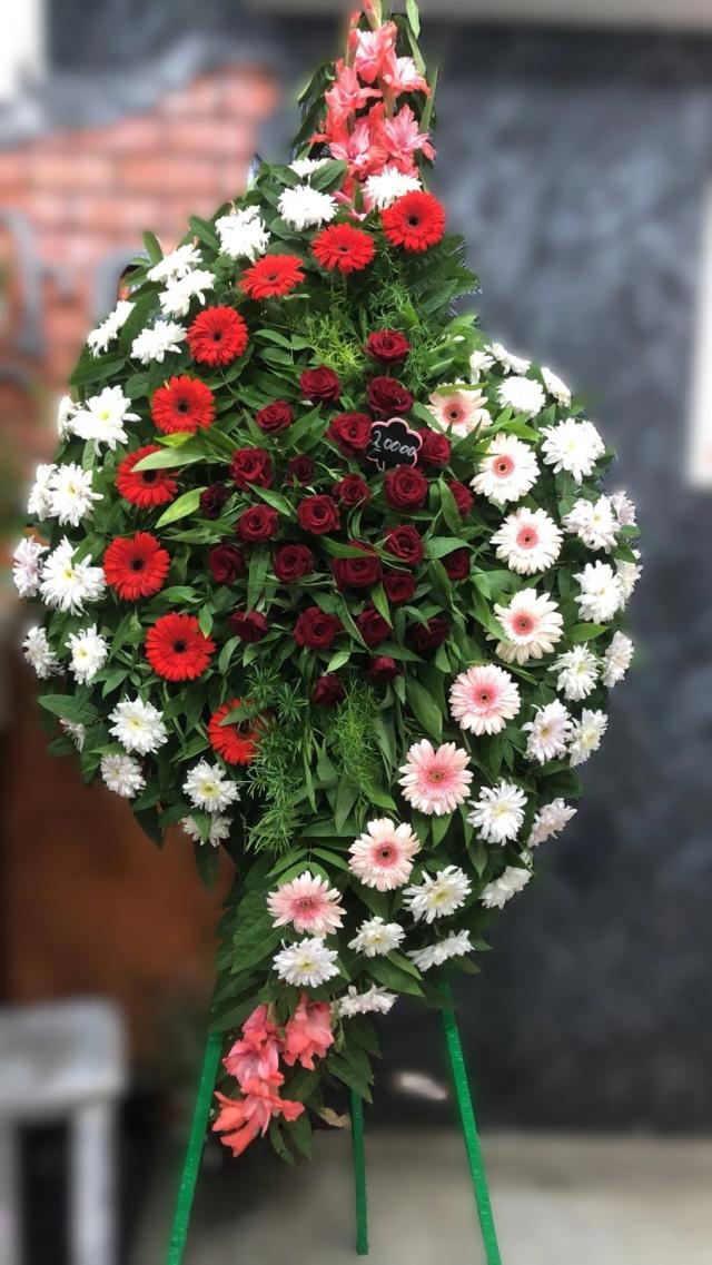 Wreath with gerberas and burgundy roses Wreath with gerberas and burgundy roses | ծաղիկների առաքում Երևանում