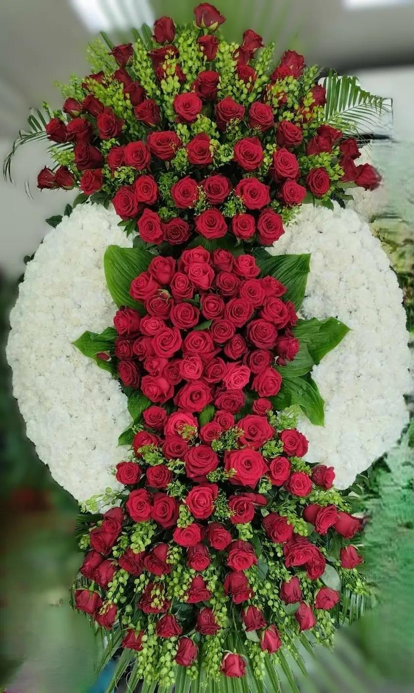 Wreath with red roses and white carnations Wreath with red roses and white carnations | ծաղիկների առաքում Երևանում