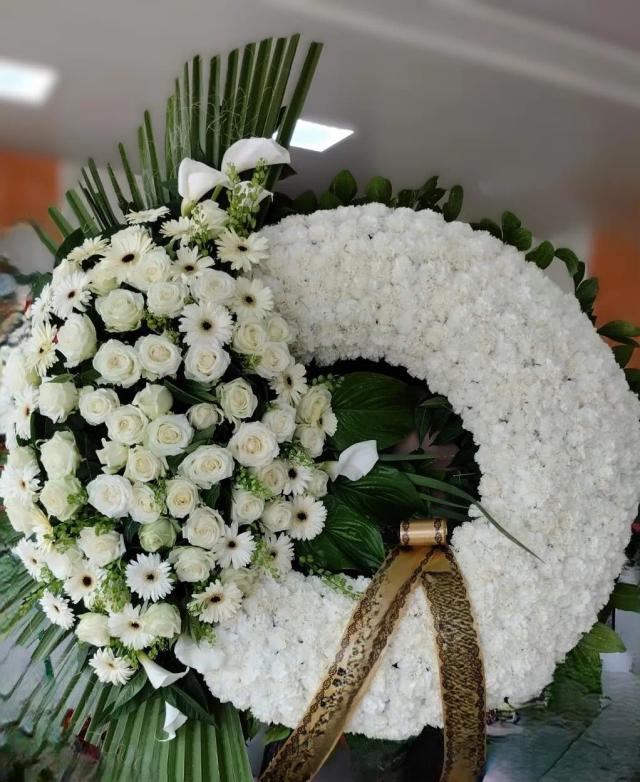 Wreath: A gorgeous arrangement of white flowers Wreath: A gorgeous arrangement of white flowers | ծաղիկների առաքում Երևանում