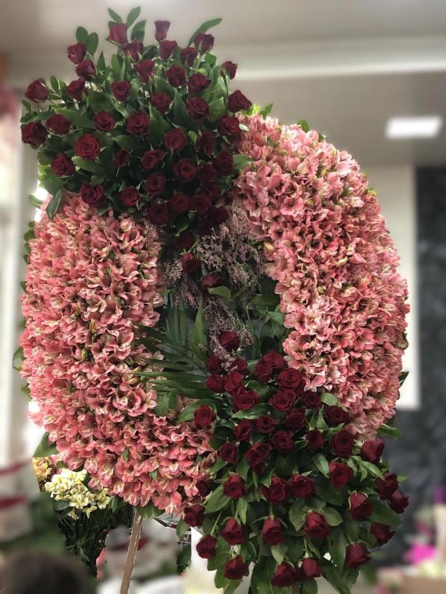 Wreath: A gorgeous arrangement of burgundy and red flowers Wreath: A gorgeous arrangement of burgundy and red flowers | ծաղիկների առաքում Երևանում