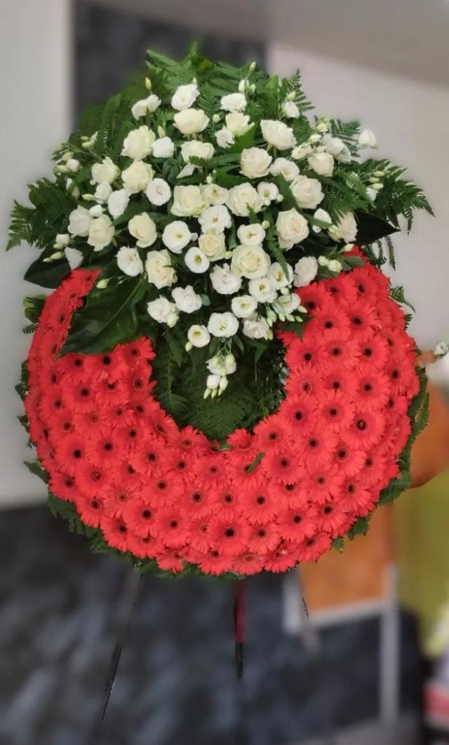 Wreath with Gerbera and Roses Wreath with Gerbera and Roses | ծաղիկների առաքում Երևանում