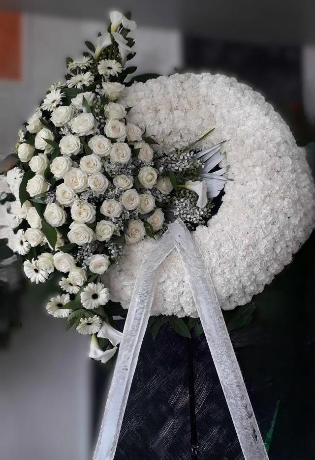 Wreath: a luxurious composition with white flowers: Wreath: a luxurious composition with white flowers: | ծաղիկների առաքում Երևանում