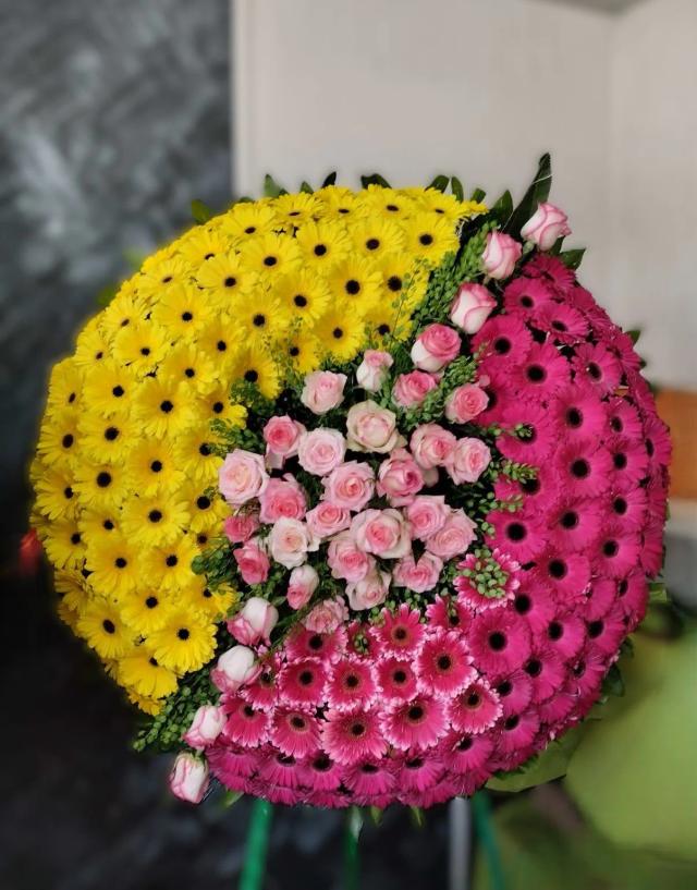 Wreath with pink and yellow flowers Wreath with pink and yellow flowers | ծաղիկների առաքում Երևանում