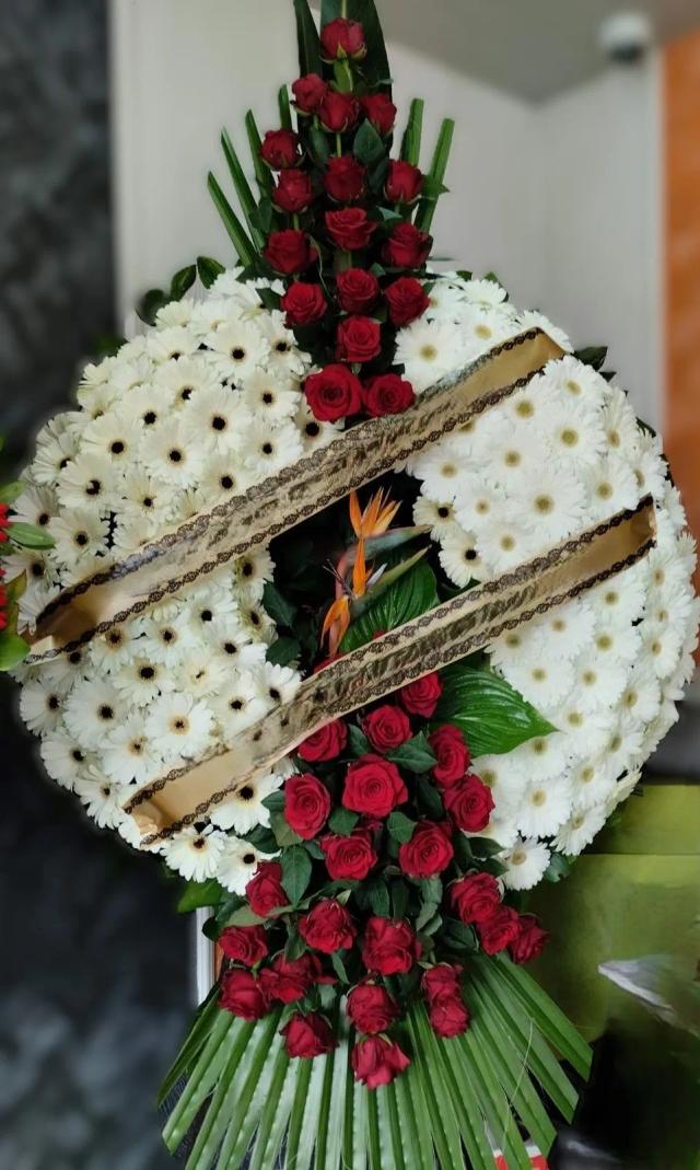 Circular wreath with gorgeous and fresh flowers.For funerals and funerals, fast preparation and delivery. Circular wreath with gorgeous and fresh flowers.For funerals and funerals, fast preparation and delivery. | ծաղիկների առաքում Երևանում