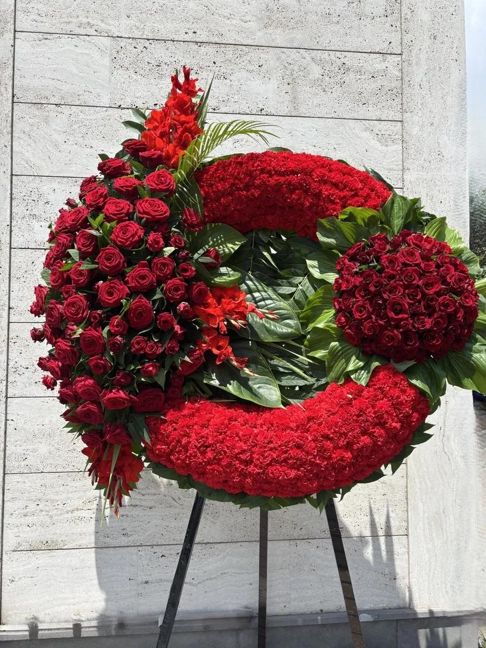 Wreath – Elegant Wreath with Red Roses Wreath – Elegant Wreath with Red Roses | ծաղիկների առաքում Երևանում