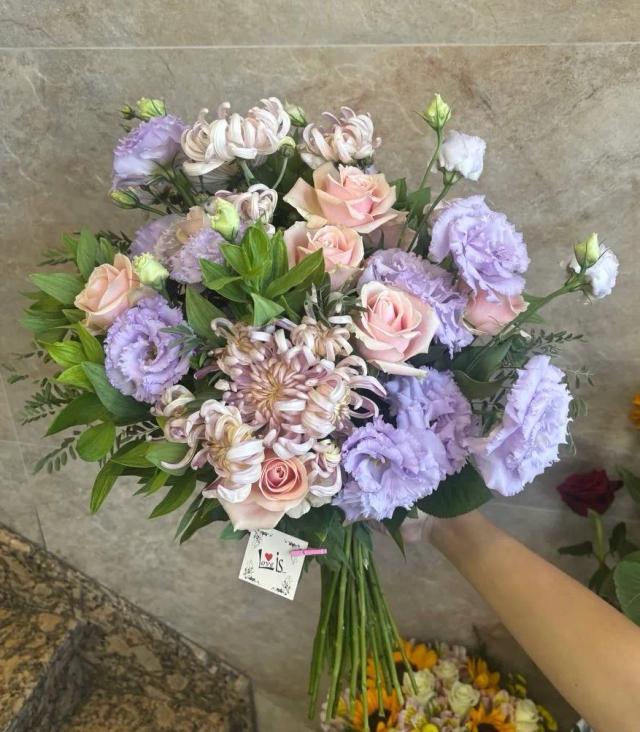 Chrysanthemums, roses and lizanthus in one bouquet Chrysanthemums, roses and lizanthus in one bouquet | ծաղիկների առաքում Երևանում