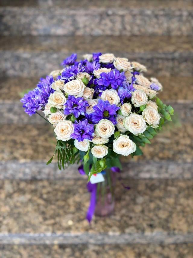 A beautiful bouquet of roses and chrysanthemums A beautiful bouquet of roses and chrysanthemums | ծաղիկների առաքում Երևանում