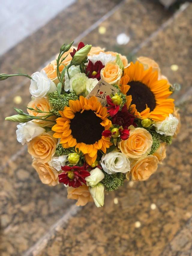 Bunch of sunflowers, roses and lisianthus Bunch of sunflowers, roses and lisianthus | ծաղիկների առաքում Երևանում
