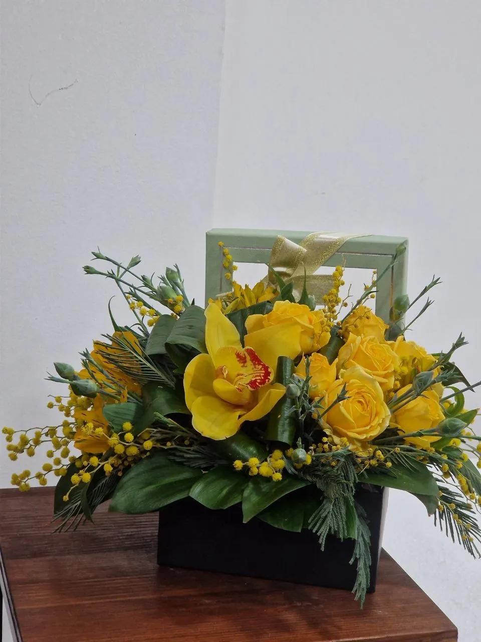 Roses and orchids in a box Roses and orchids in a box | ծաղիկների առաքում Երևանում
