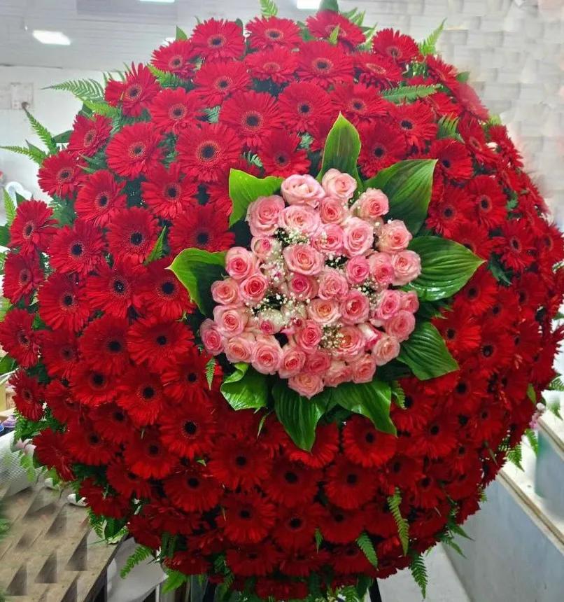 Wreath with red flowers Wreath with red flowers | ծաղիկների առաքում Երևանում