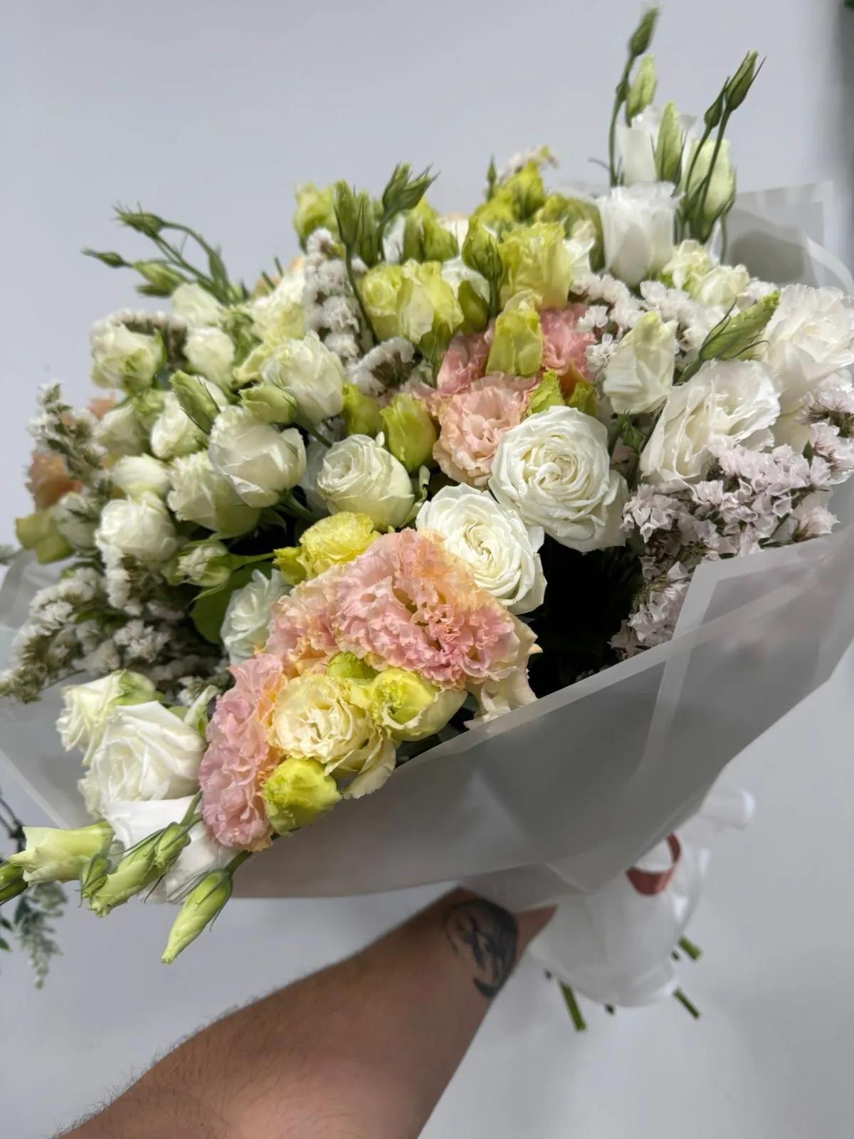 A bouquet of lisianthus and roses A bouquet of lisianthus and roses | ծաղիկների առաքում Երևանում