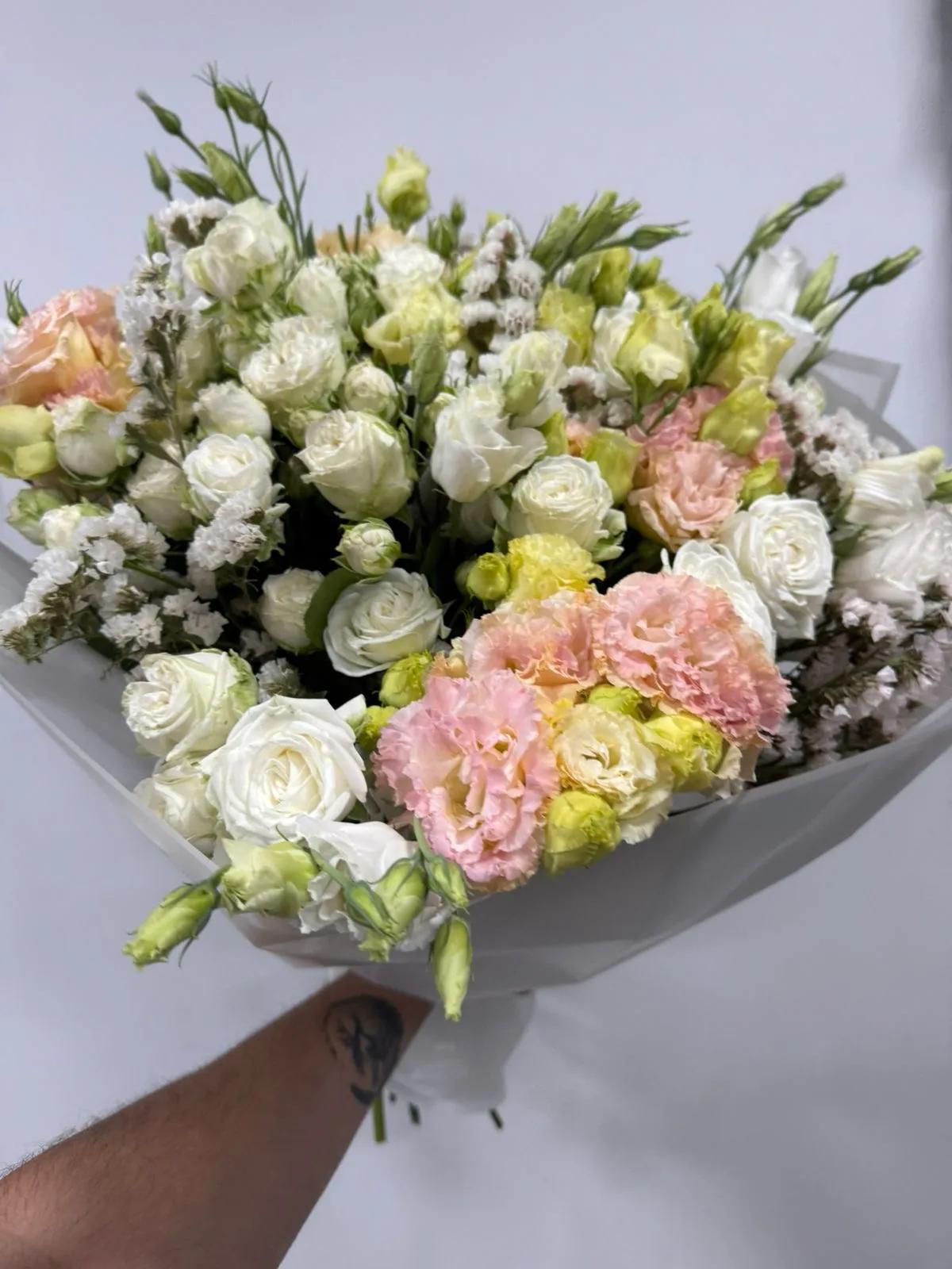 A bouquet of lisianthus and roses A bouquet of lisianthus and roses | ծաղիկների առաքում Երևանում
