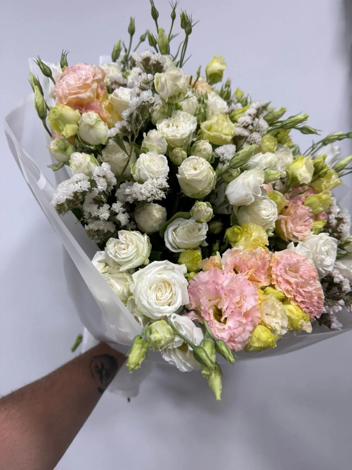 A bouquet of lisianthus and roses A bouquet of lisianthus and roses | ծաղիկների առաքում Երևանում