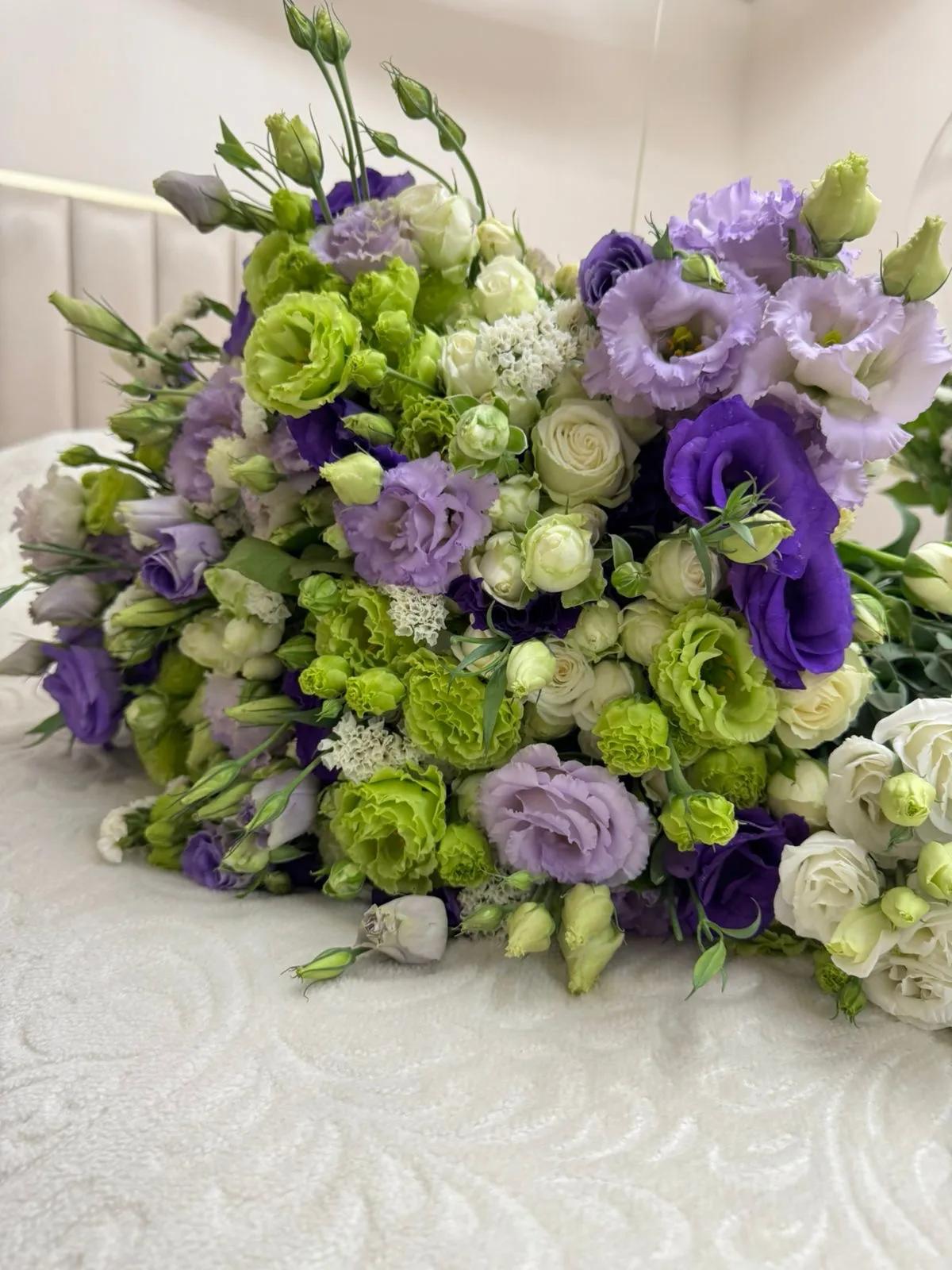 A bouquet of lisianthus and roses A bouquet of lisianthus and roses | ծաղիկների առաքում Երևանում